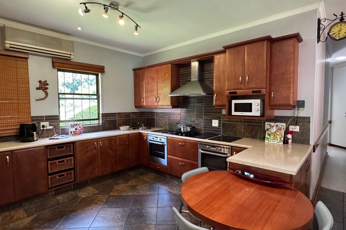 Spacious Three Bedroom Family Home with Granny Flat, Pool & Lovely Entertainment Features - Photo 5