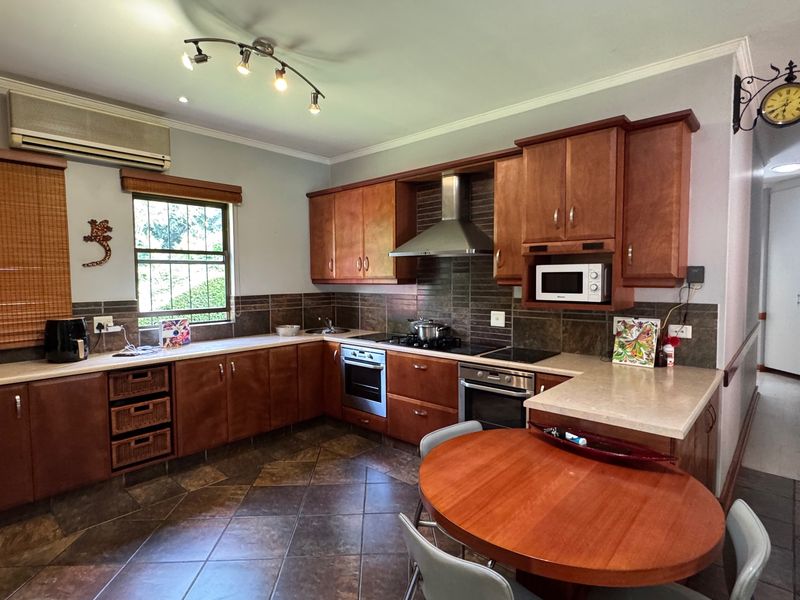 Spacious Three Bedroom Family Home with Granny Flat, Pool & Lovely Entertainment Features - Photo 5