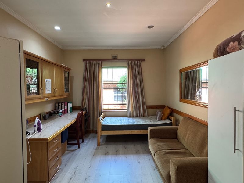 Spacious Three Bedroom Family Home with Granny Flat, Pool & Lovely Entertainment Features - Photo 8