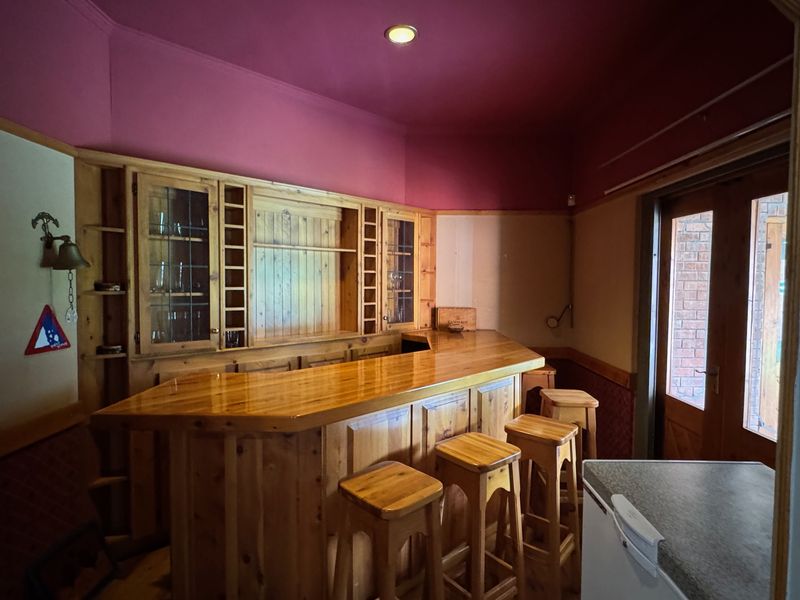 Spacious Three Bedroom Family Home with Granny Flat, Pool & Lovely Entertainment Features - Photo 7