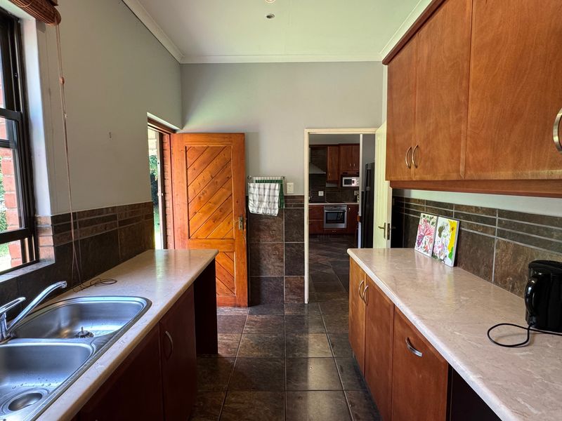 Spacious Three Bedroom Family Home with Granny Flat, Pool & Lovely Entertainment Features - Photo 6