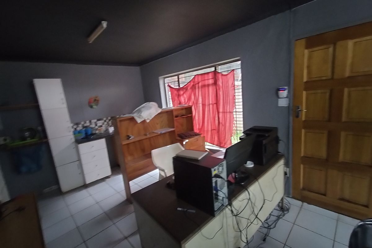 Commercial Opportunity with Excellent Income Potential in Pretoria North - Photo 5