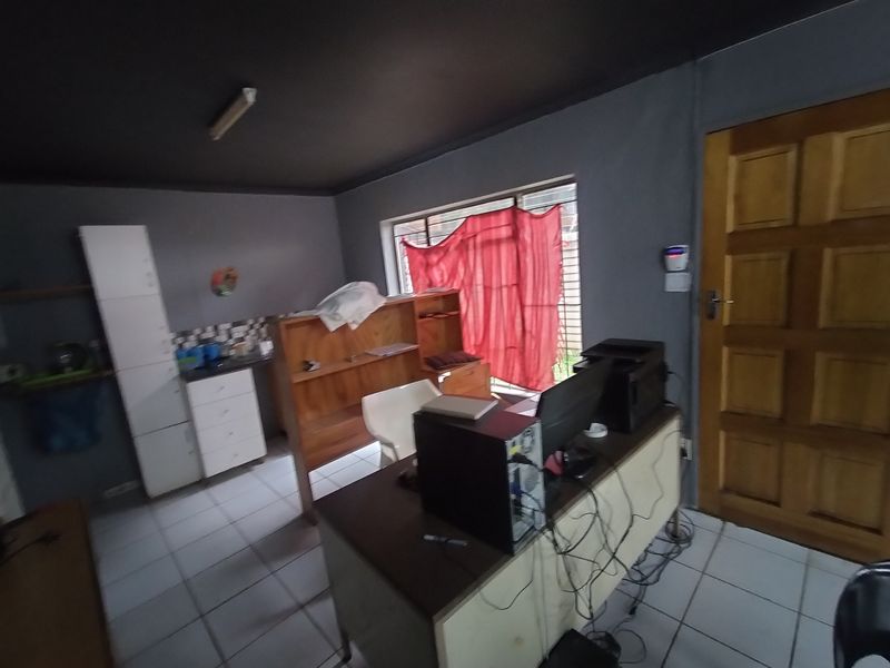 Commercial Opportunity with Excellent Income Potential in Pretoria North - Photo 5