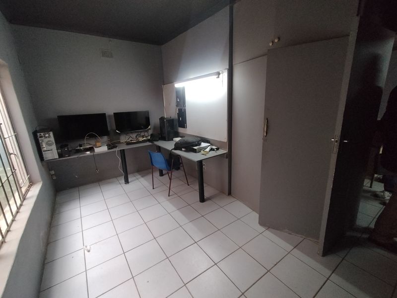 Commercial Opportunity with Excellent Income Potential in Pretoria North - Photo 7