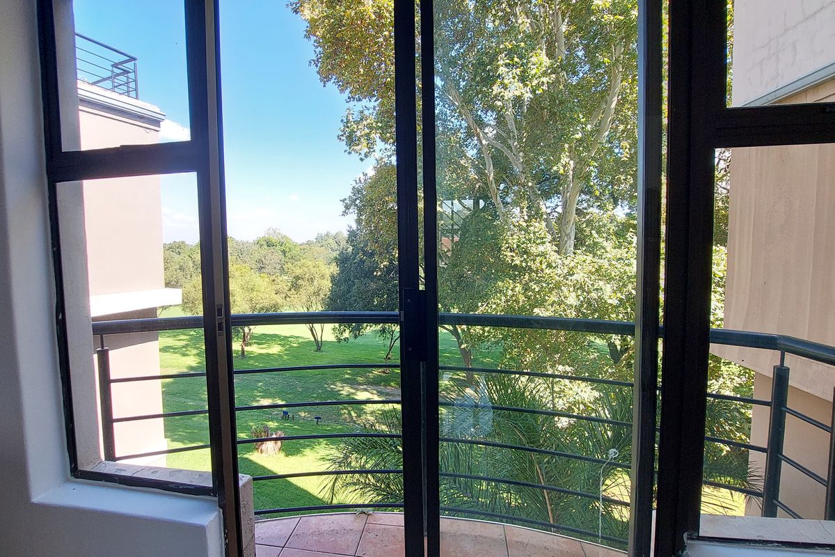 BIDDING TO START FROM R650 000!! Live, online auction! 1-bedroom PENTHOUSE in Zwartkop Golf Estate - Photo 4