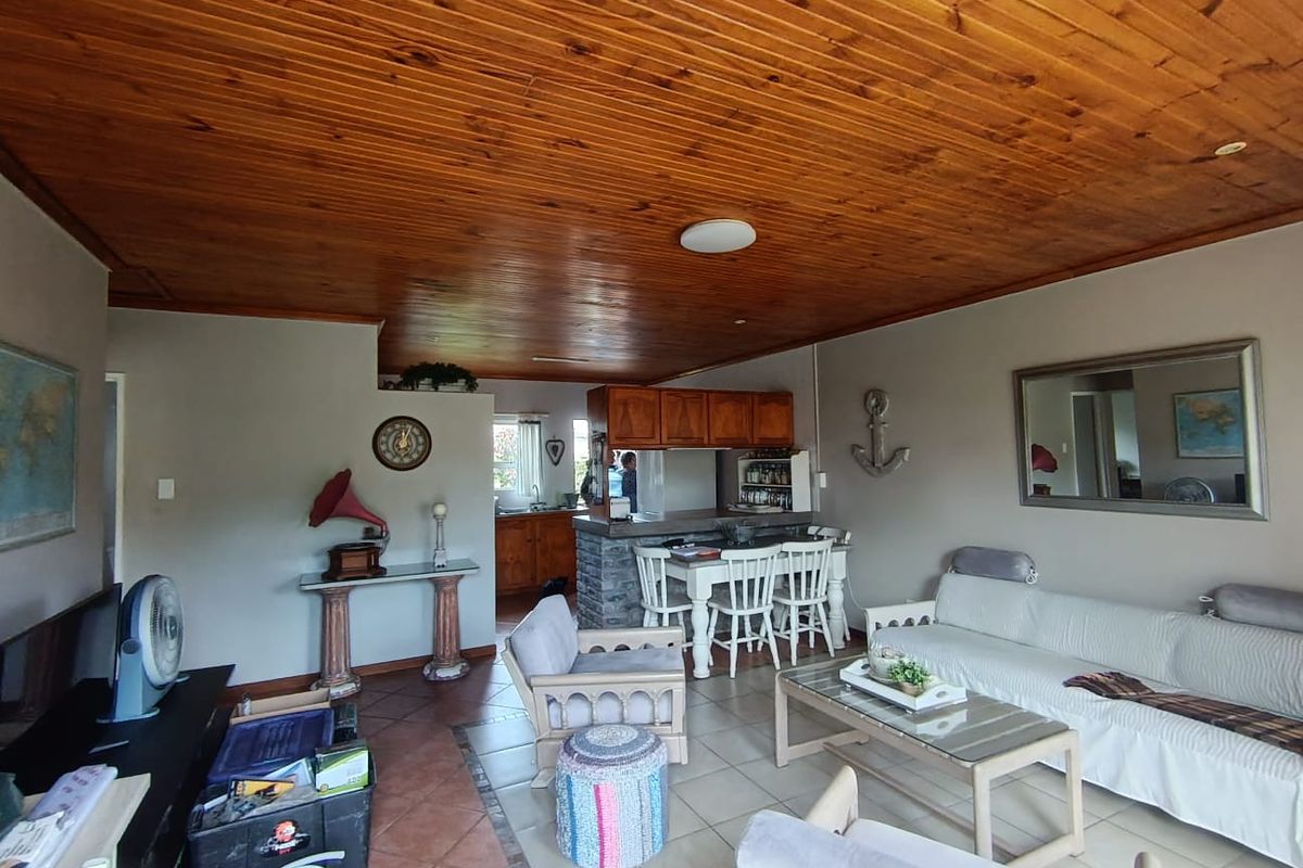 Charming, Neat Home – Perfect for Family Living or Downsizing - Photo 2