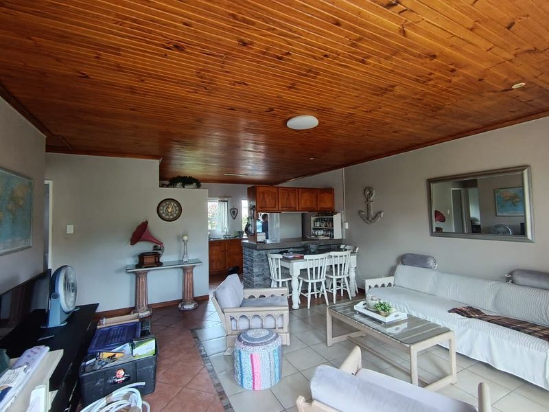 Charming, Neat Home – Perfect for Family Living or Downsizing - Photo 2