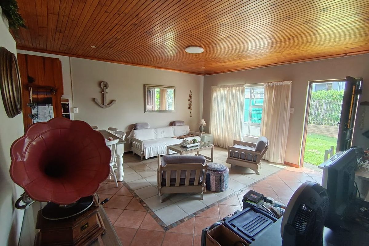 Charming, Neat Home – Perfect for Family Living or Downsizing - Photo 3