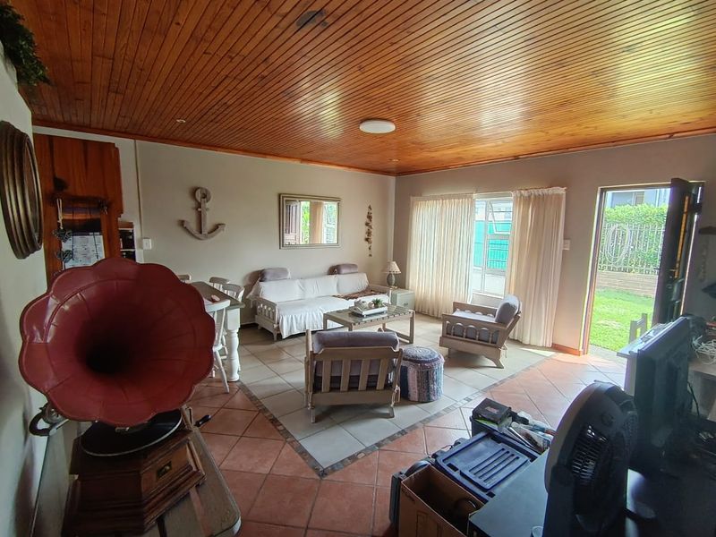 Charming, Neat Home – Perfect for Family Living or Downsizing - Photo 3