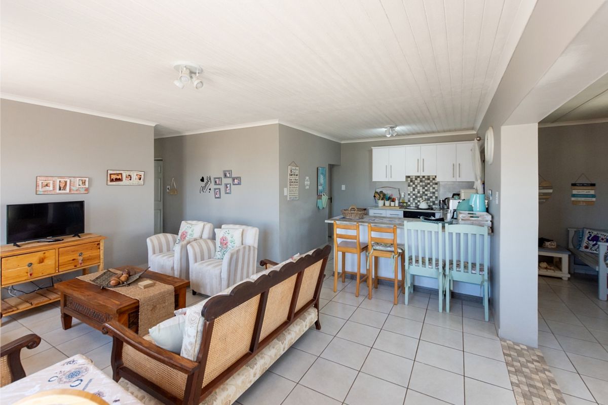 Charming 3-Bed Family Home in Britannia Bay — Secure and Spacious - Photo 4