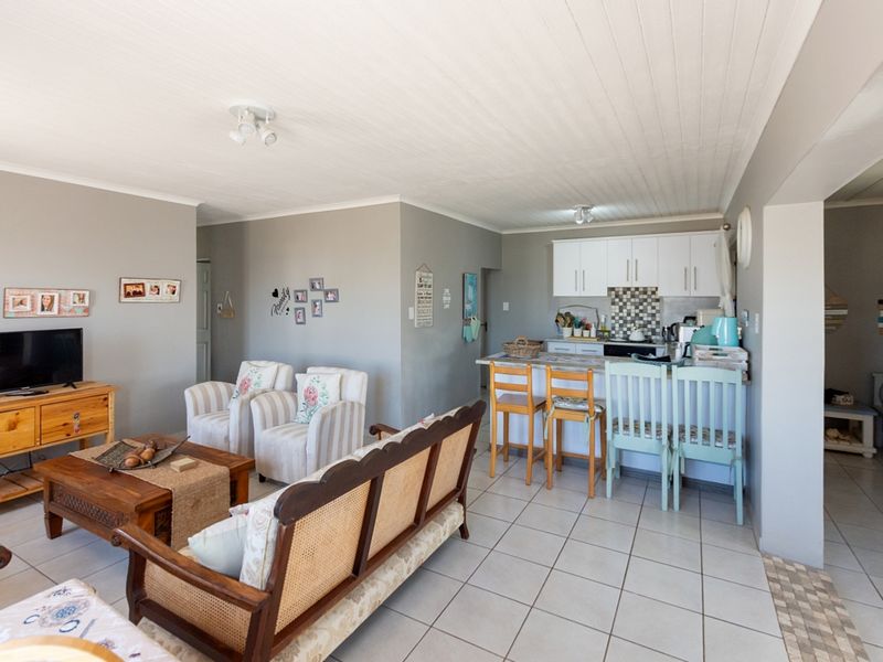 Charming 3-Bed Family Home in Britannia Bay — Secure and Spacious - Photo 4