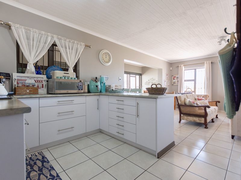 Charming 3-Bed Family Home in Britannia Bay — Secure and Spacious - Photo 6