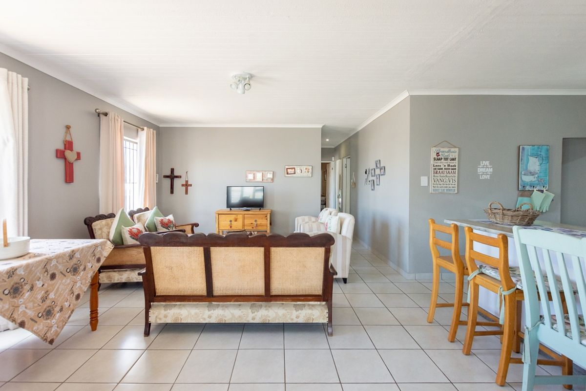 Charming 3-Bed Family Home in Britannia Bay — Secure and Spacious - Photo 2