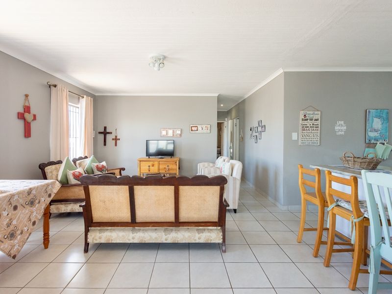 Charming 3-Bed Family Home in Britannia Bay — Secure and Spacious - Photo 2