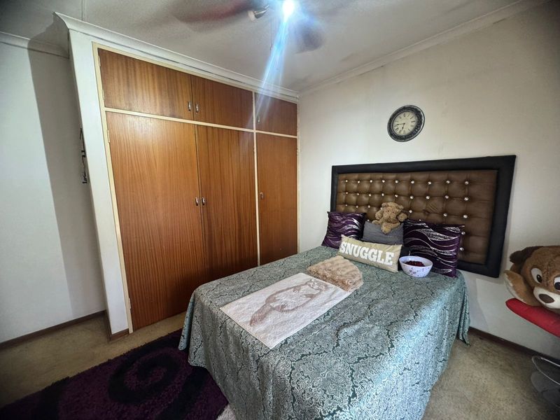 Stunning 5-Bedroom Family Home with Breathtaking Mountain Views - Photo 4