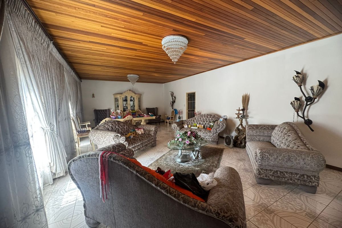 Stunning 5-Bedroom Family Home with Breathtaking Mountain Views - Photo 3
