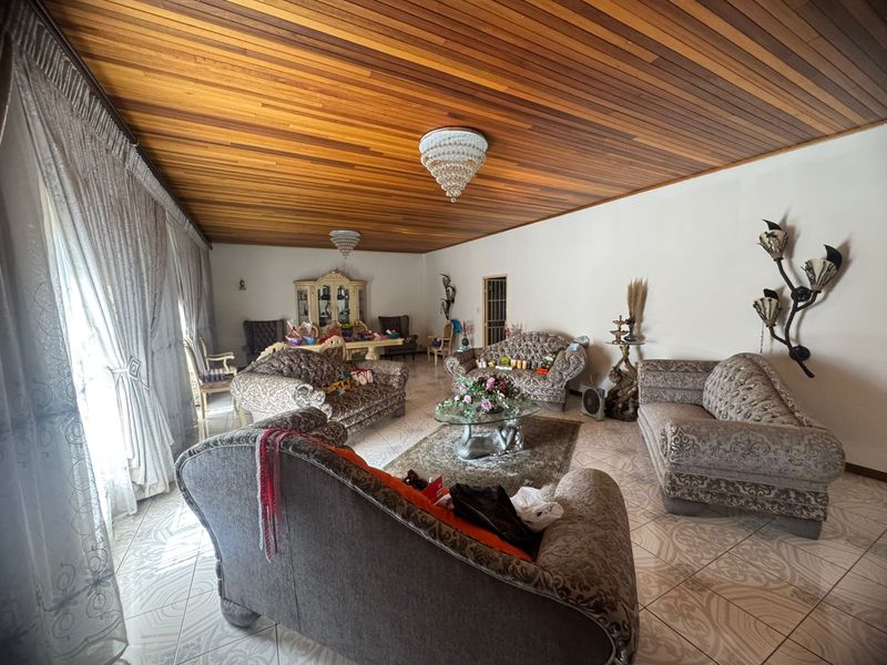 Stunning 5-Bedroom Family Home with Breathtaking Mountain Views - Photo 3