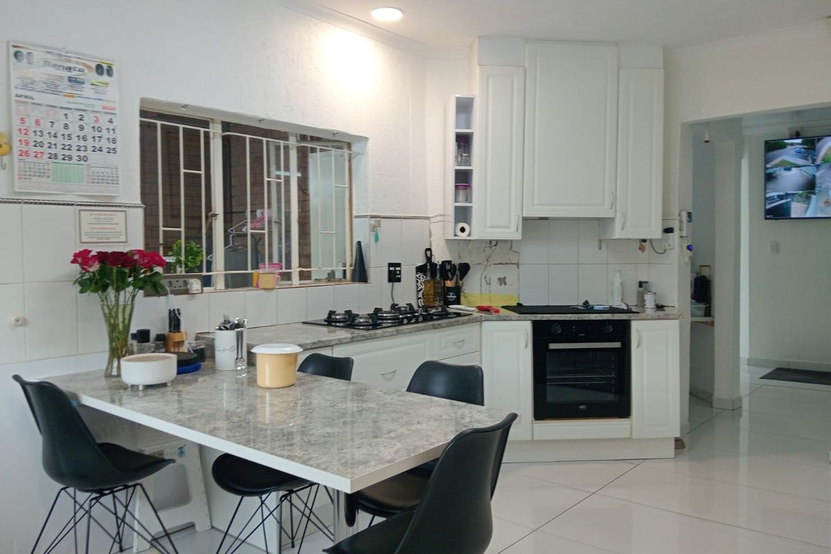 Elegant Upmarket Family Home with Mountain Views in Safari Gardens - Photo 4