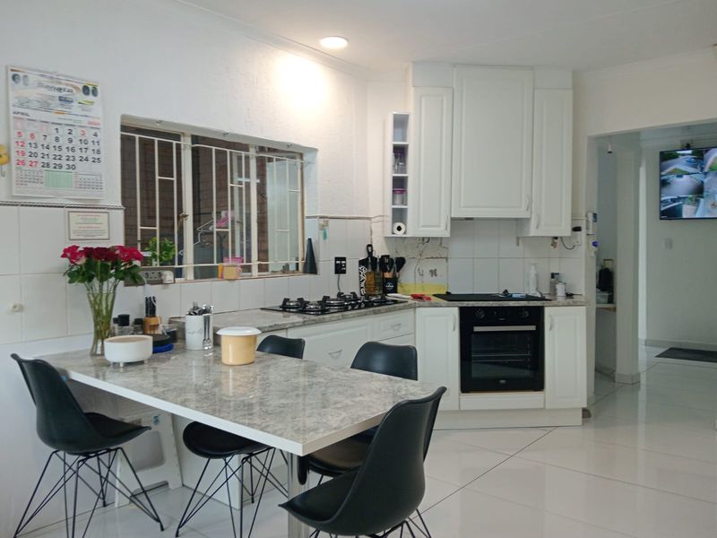 Elegant Upmarket Family Home with Mountain Views in Safari Gardens - Photo 4