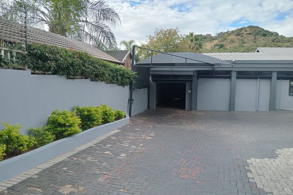 Elegant Upmarket Family Home with Mountain Views in Safari Gardens - Photo 2