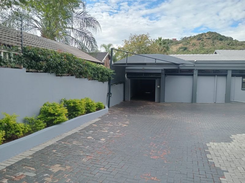 Elegant Upmarket Family Home with Mountain Views in Safari Gardens - Photo 2