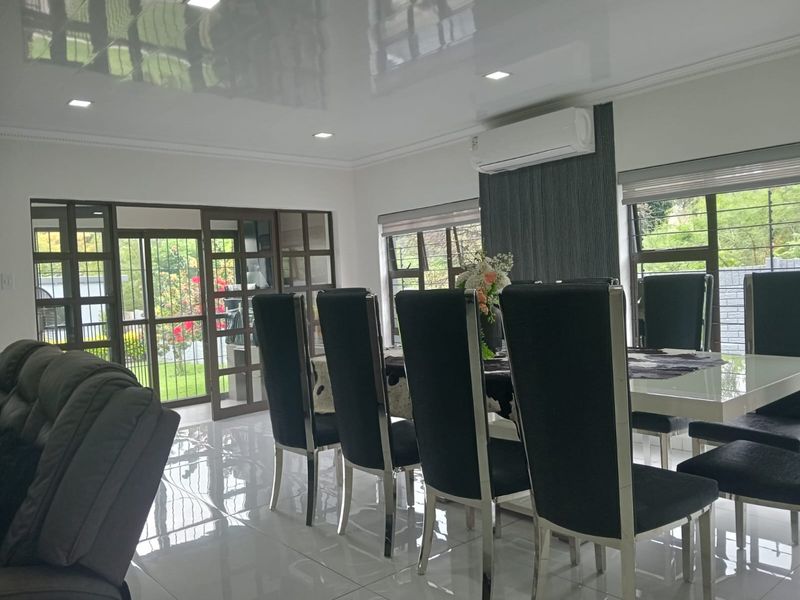 Elegant Upmarket Family Home with Mountain Views in Safari Gardens - Photo 5