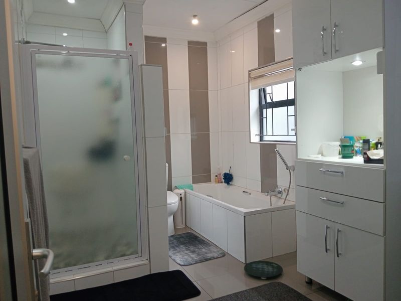 Elegant Upmarket Family Home with Mountain Views in Safari Gardens - Photo 9