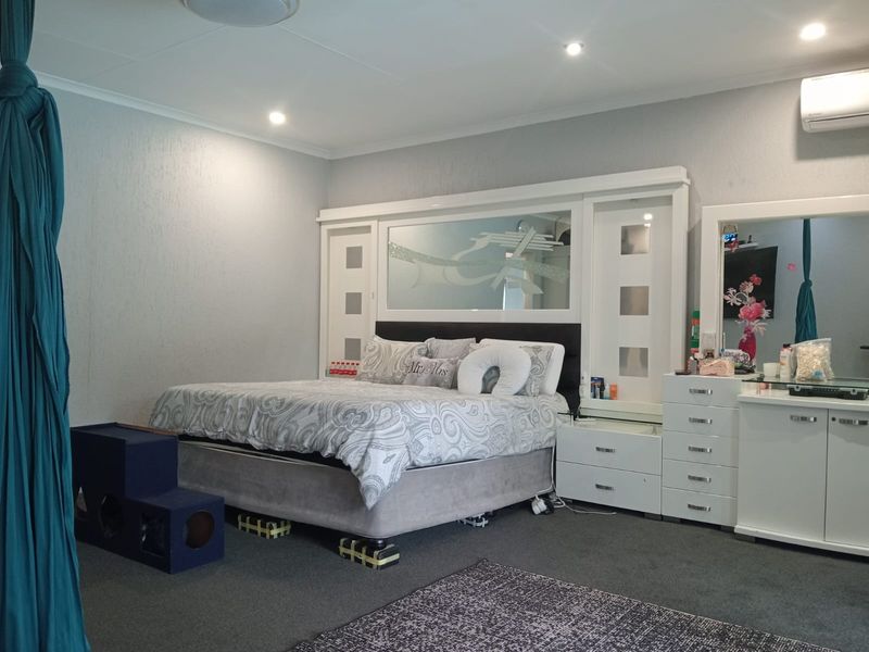 Elegant Upmarket Family Home with Mountain Views in Safari Gardens - Photo 8