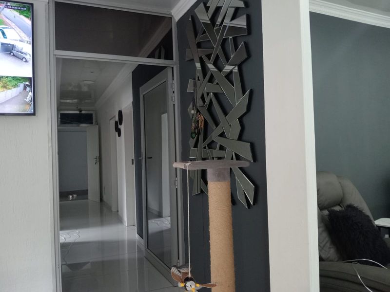 Elegant Upmarket Family Home with Mountain Views in Safari Gardens - Photo 7