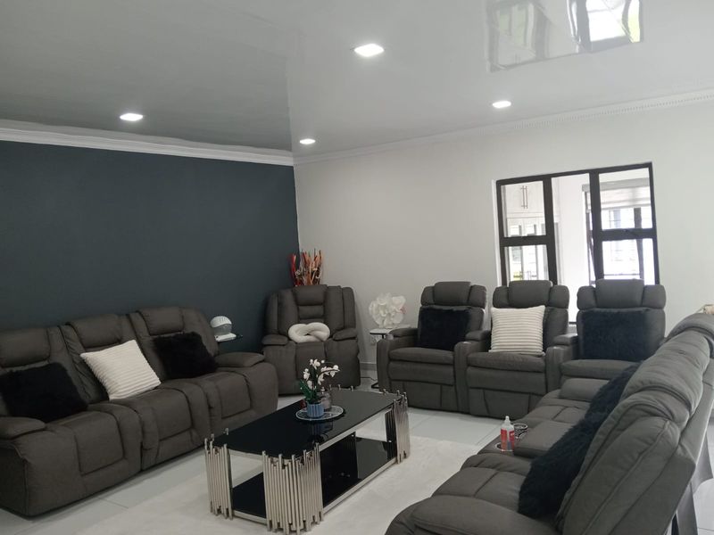 Elegant Upmarket Family Home with Mountain Views in Safari Gardens - Photo 6