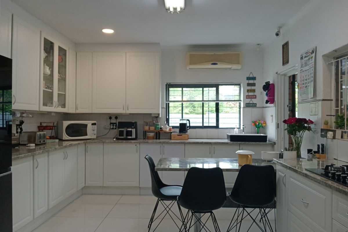 Elegant Upmarket Family Home with Mountain Views in Safari Gardens - Photo 3