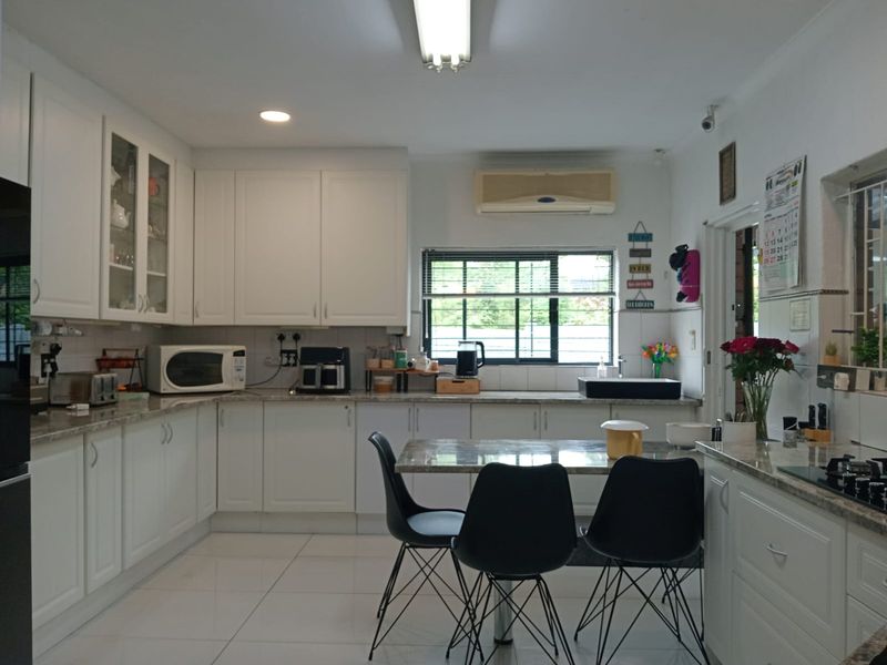 Elegant Upmarket Family Home with Mountain Views in Safari Gardens - Photo 3