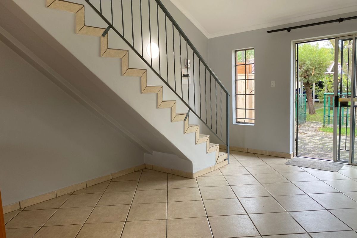 Charming 2-Bedroom Townhouse with Loft - Photo 3