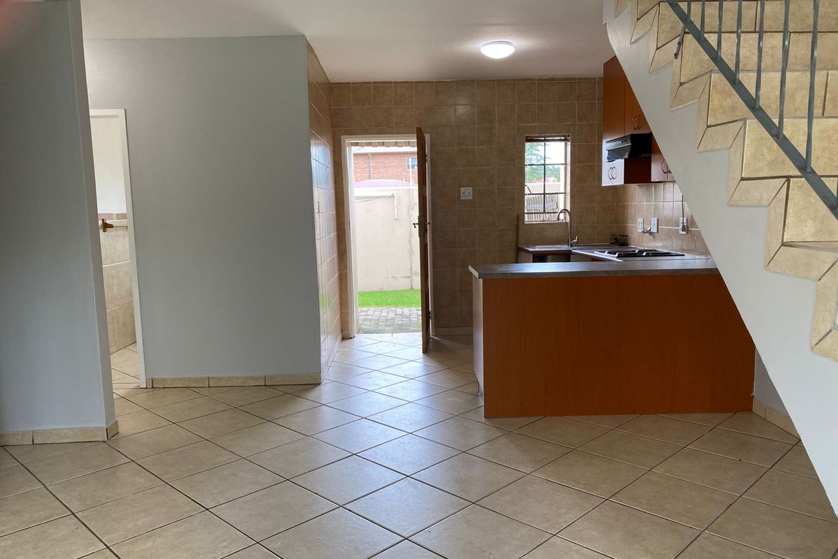 Charming 2-Bedroom Townhouse with Loft - Photo 4