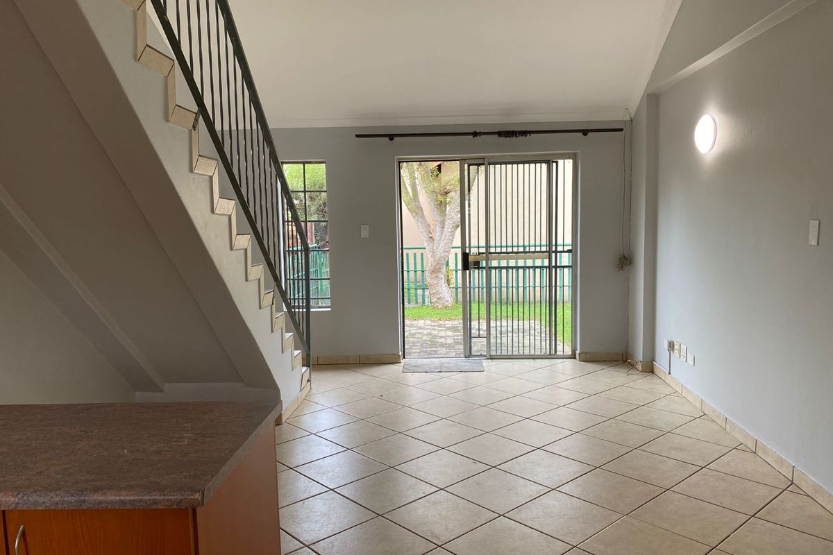 Charming 2-Bedroom Townhouse with Loft - Photo 2