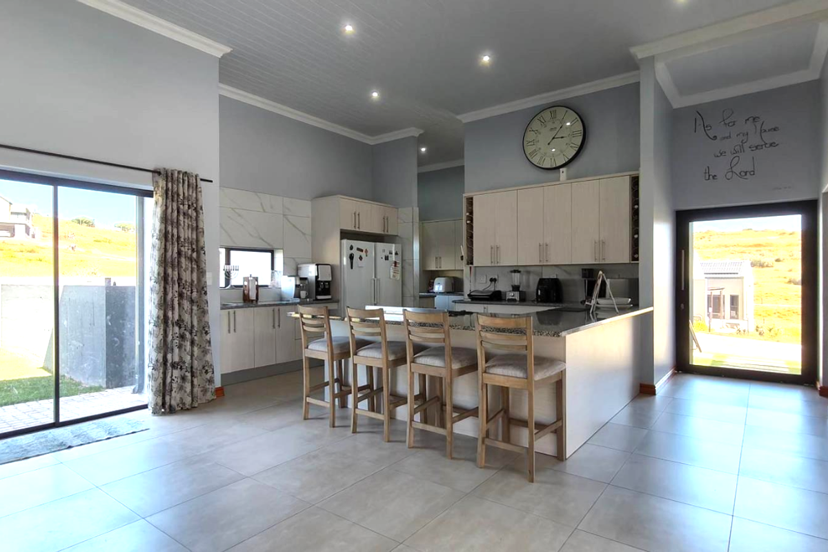 Refined Luxury Living in Outeniquasbosch Wildlife Village - Photo 3