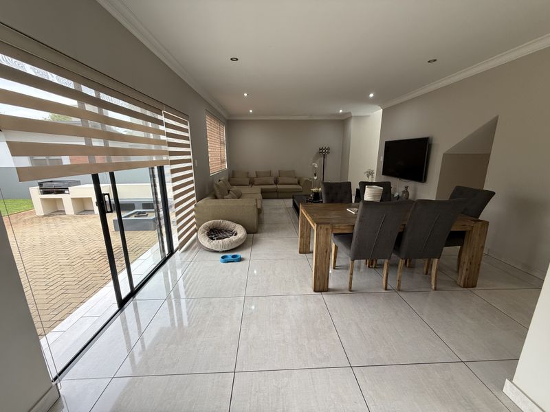 Sleek Modern Living Meets Endless Outdoor Space - Photo 7