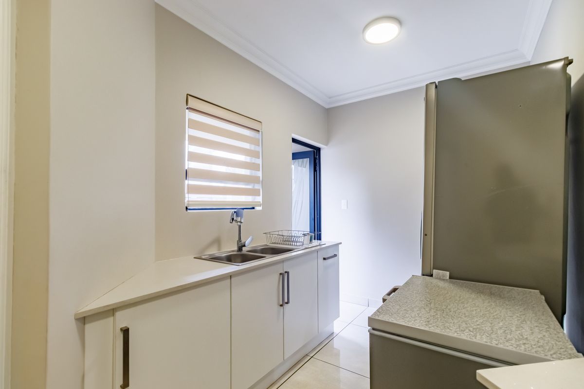 Sleek Modern Living Meets Endless Outdoor Space - Photo 5