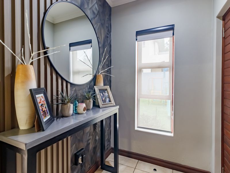 Sophisticated Single-Level Sanctuary - Photo 2
