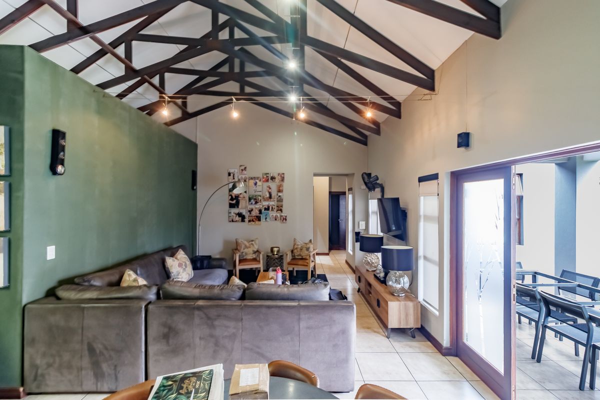 Sophisticated Single-Level Sanctuary - Photo 4