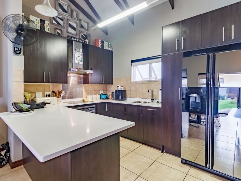 Sophisticated Single-Level Sanctuary - Photo 7