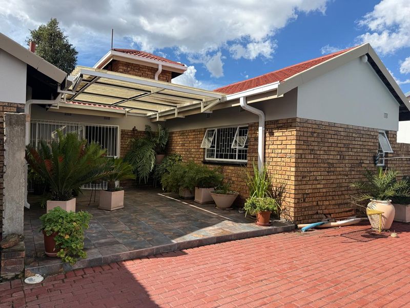 Family Home with Pool, 2 Living Areas & Entertainer’s Braai Area! - Photo 1