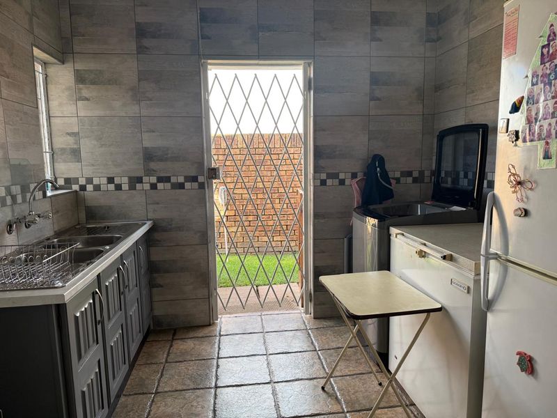 Family Home with Pool, 2 Living Areas & Entertainer’s Braai Area! - Photo 10