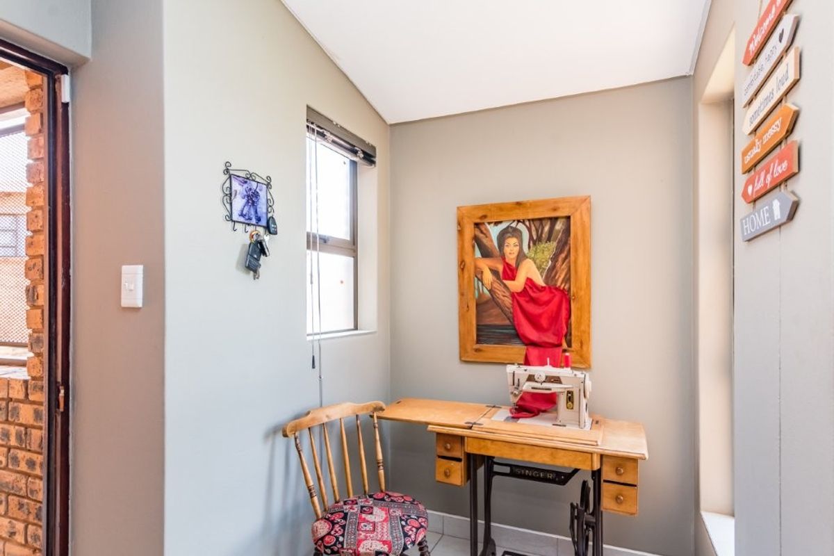 Executive Modern Home - Duplex Freestanding Townhouse - Photo 4