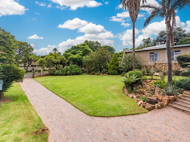 Stunning House in Very Sought-After Area Constantia Kloof Roodepoort - Photo 3
