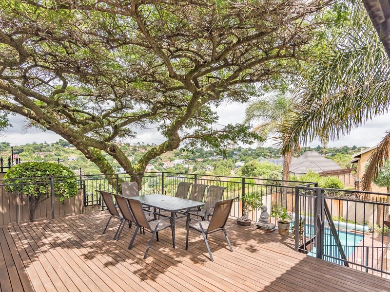 Stunning House in Very Sought-After Area Constantia Kloof Roodepoort - Photo 10
