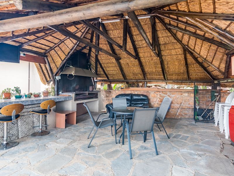 Stunning House in Very Sought-After Area Constantia Kloof Roodepoort - Photo 8