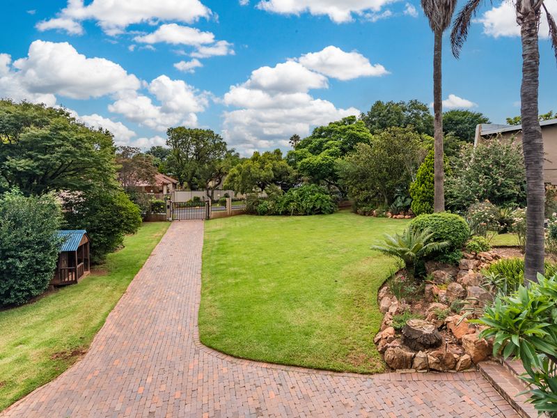 Stunning House in Very Sought-After Area Constantia Kloof Roodepoort - Photo 6
