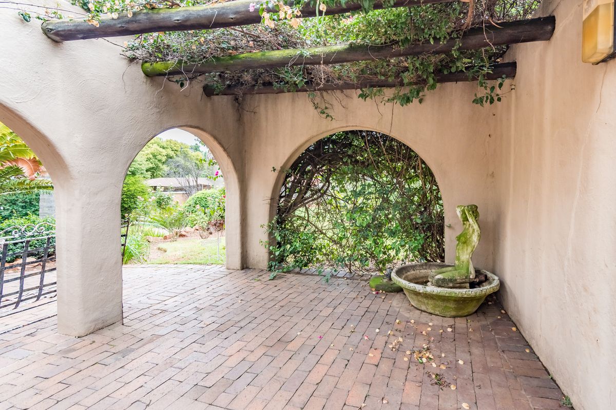 Stunning House in Very Sought-After Area Constantia Kloof Roodepoort - Photo 5