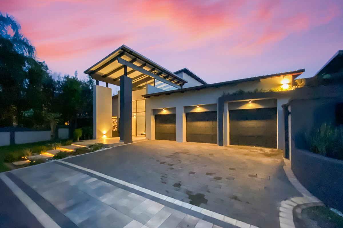 The Pinnacle of Modern Elegance: A 6-Bedroom Masterpiece in Midstream Proper - Photo 2